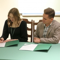kobieta i mężczyzna podczas podpisywania porozumienia Doktorantów Uczelni Przyrodniczych