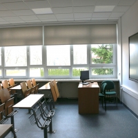 sala studium języków obcych, krzesła łatki, w tle okno
