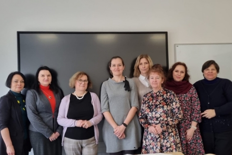 siedem kobiet w nowej sali Studium Języków Obcych