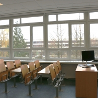 sala studium języków obcych, krzesła łatki, w tle okno